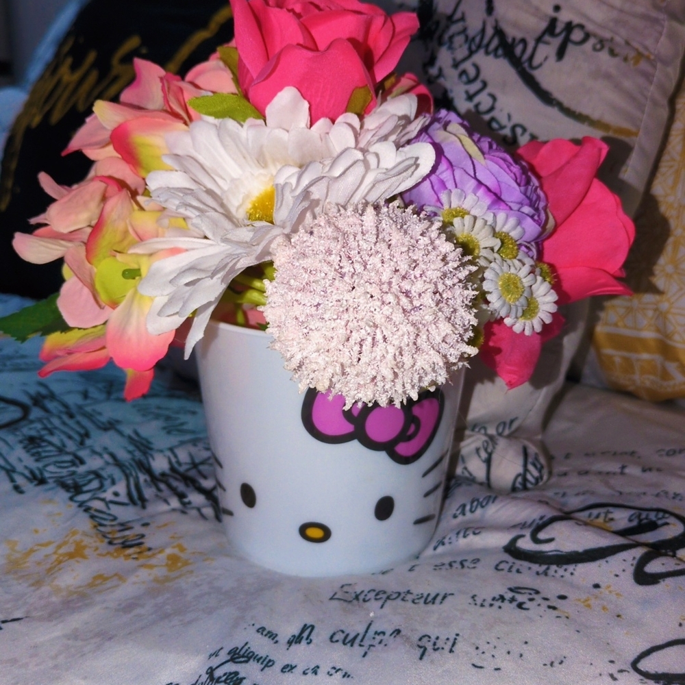Hello Kitty Vibrant Faux Floral Display